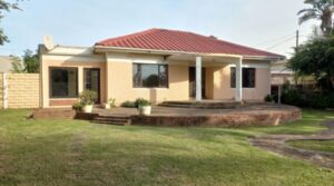Large vintage family home in Bonnie Doon