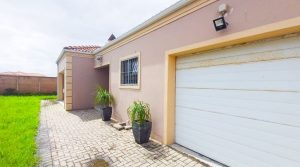 Stunning, Ultra-Modern Townhouse in Secure Estate