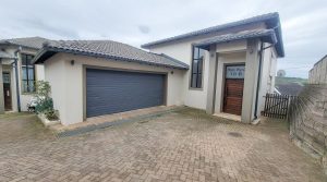 4 Bedroom Townhouse for Sale in Beacon Bay.