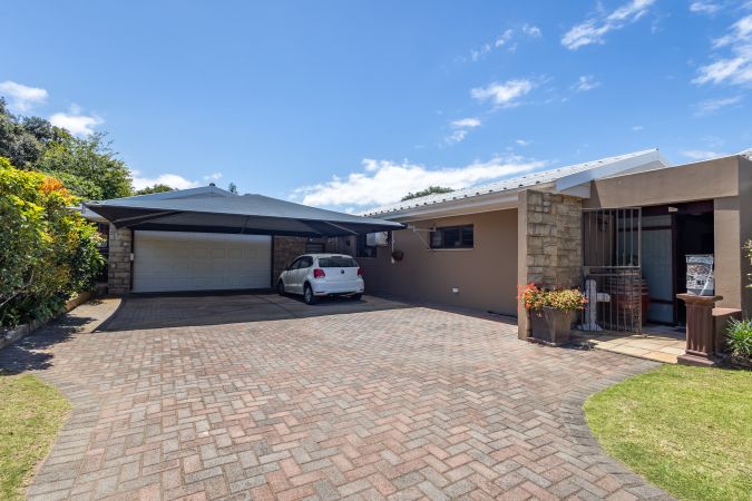 4 Bedroom House for Sale in Gonubie.