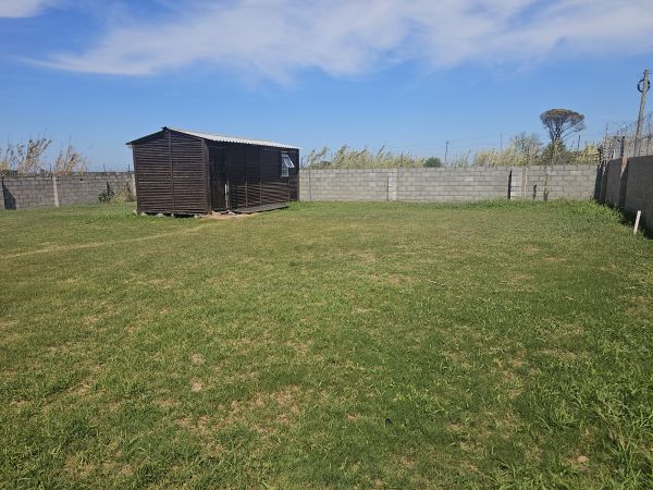 Vacant stand with a Pan Handle Entrance in a Quiet Cul-de-Sac!